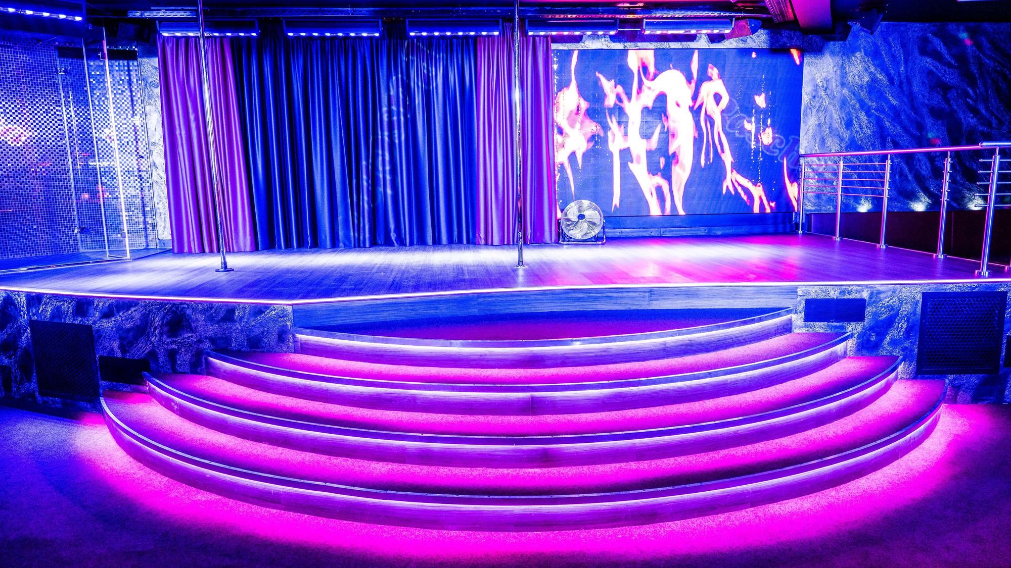 Eine Bühne mit Beleuchtung: Das Kölner Bordell „Pascha“, hier eine Aufnahme des „Night Club“ vom Mittwoch (16. März), wurde umfangreich saniert.