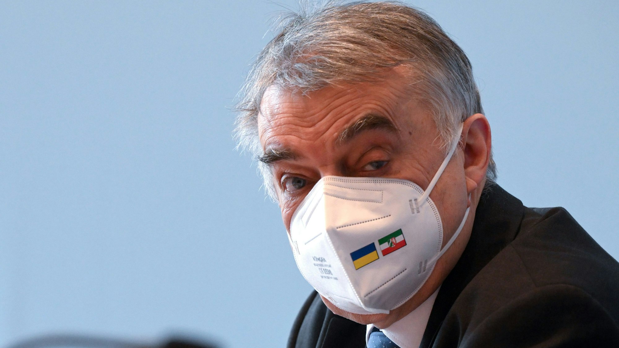 Herbert Reul bei einer Pressekonferenz mit Maske.