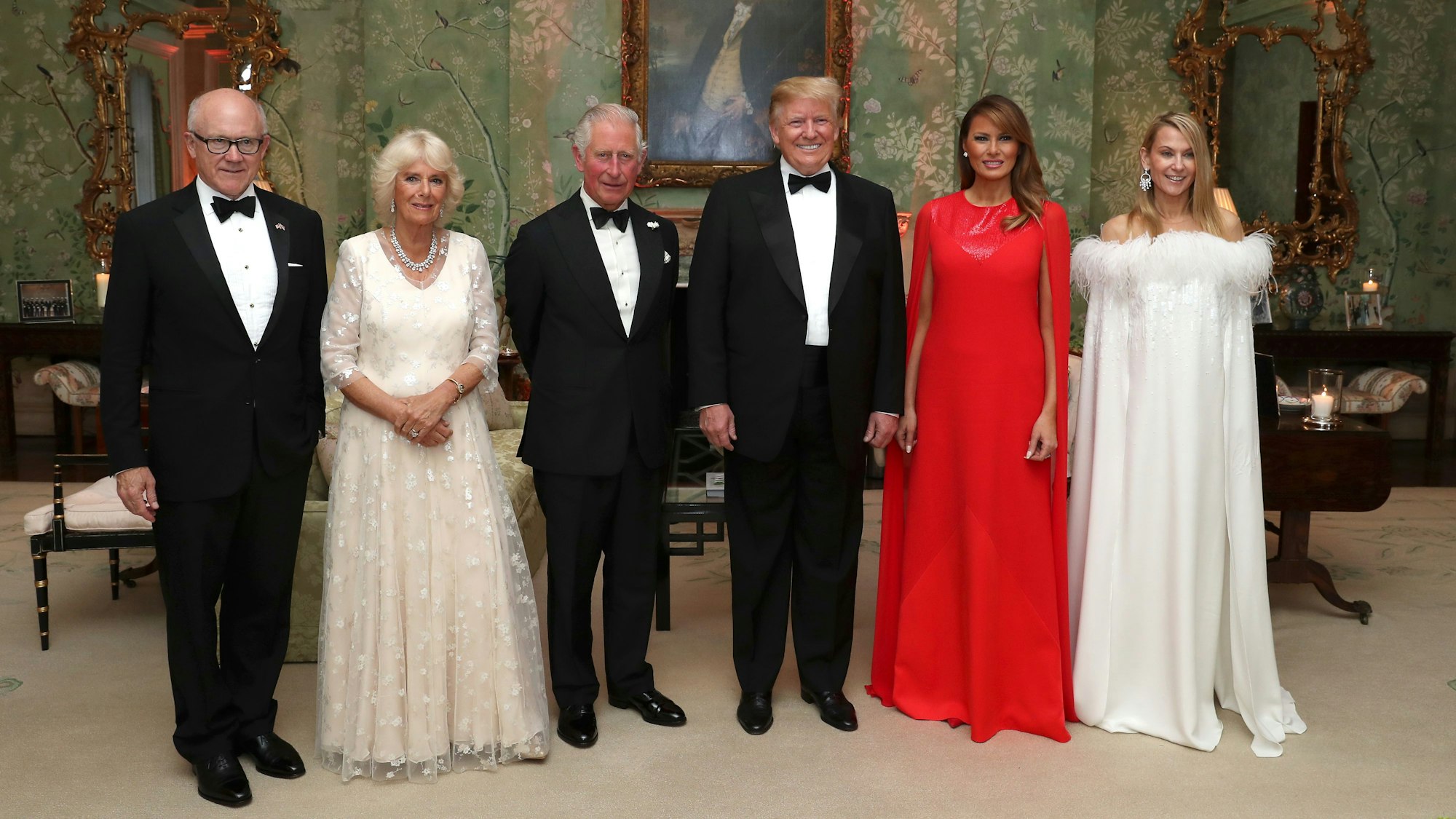 Woody Johnson (l-r), US-Botschafter in Großbritannien, Camilla, Herzogin von Cornwall, der britische Prinz Charles, Prinz von Wales, Donald Trump, Präsident der USA, Melania Trump, First Lady der USA, und Suzanne Ircha, Frau des US-Botschafters in Großbritannien, stehen zusammen vor einem Empfang im Winfield House, der Residenz des US-Botschafters in Großbritannien. US-Präsident Trump und seine Frau Melania sind auf einem dreitägigen Staatsbesuch in Großbritannien.