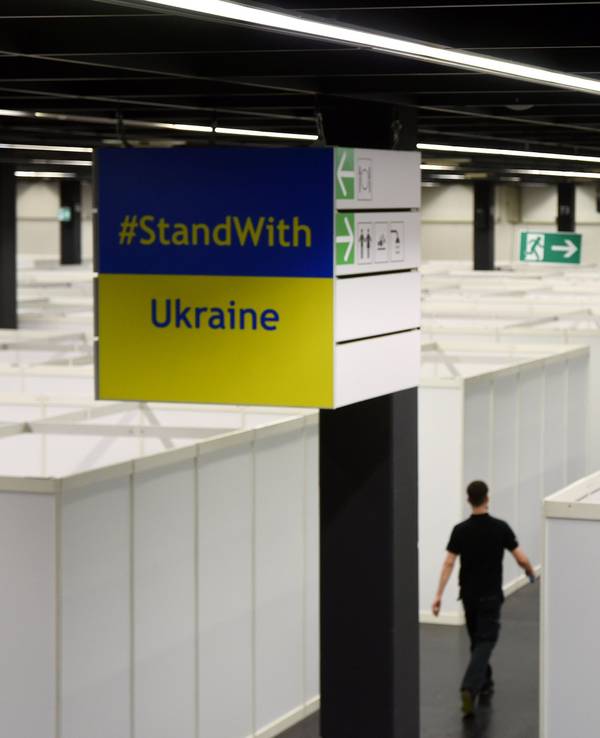 Die Stadt Köln stellt Unterbringungsmöglichkeiten für über 1000 Geflüchtete aus der Ukraine in der Messehalle 3 der Köln-Messe fertig.