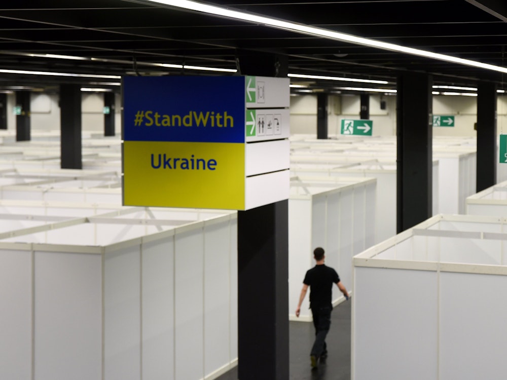 Ein Blick in die Halle 3 der Kölner Messe – dort werden Geflüchtete aus der Ukraine untergebracht. Jetzt ist die Halle voll.