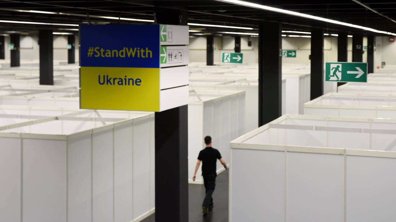 Die Stadt Köln stellt Unterbringungsmöglichkeiten für über 1000 Geflüchtete aus der Ukraine in der Messehalle 3 der Köln-Messe fertig.
