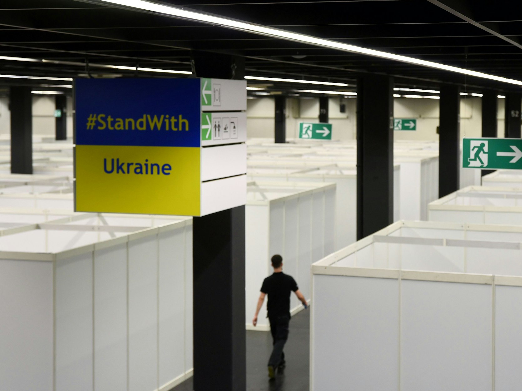 Die Stadt Köln stellt Unterbringungsmöglichkeiten für über 1000 Geflüchtete aus der Ukraine in der Messehalle 3 der Köln-Messe fertig.