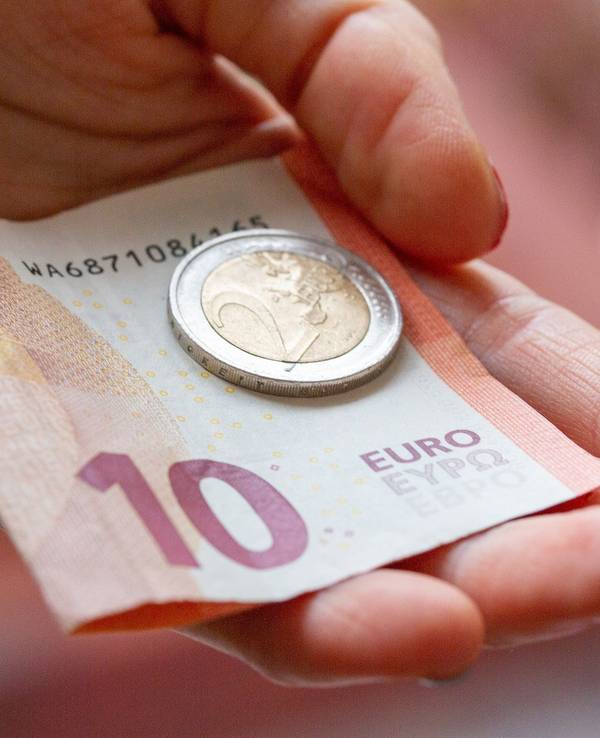 Eine Person hält in unserem Symbolbild Geld in der Hand: Die Ampel verdoppelt den Heizkostenzuschuss für viele Menschen.