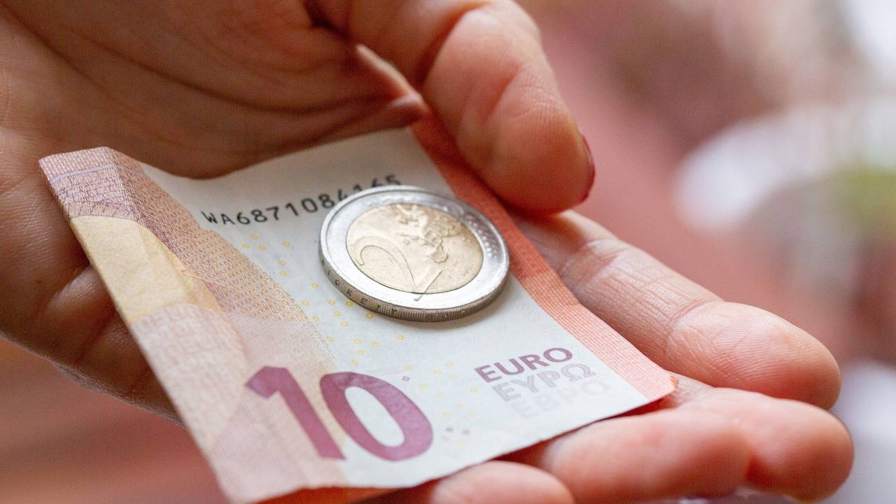 Eine Person hält in unserem Symbolbild Geld in der Hand: Die Ampel verdoppelt den Heizkostenzuschuss für viele Menschen.