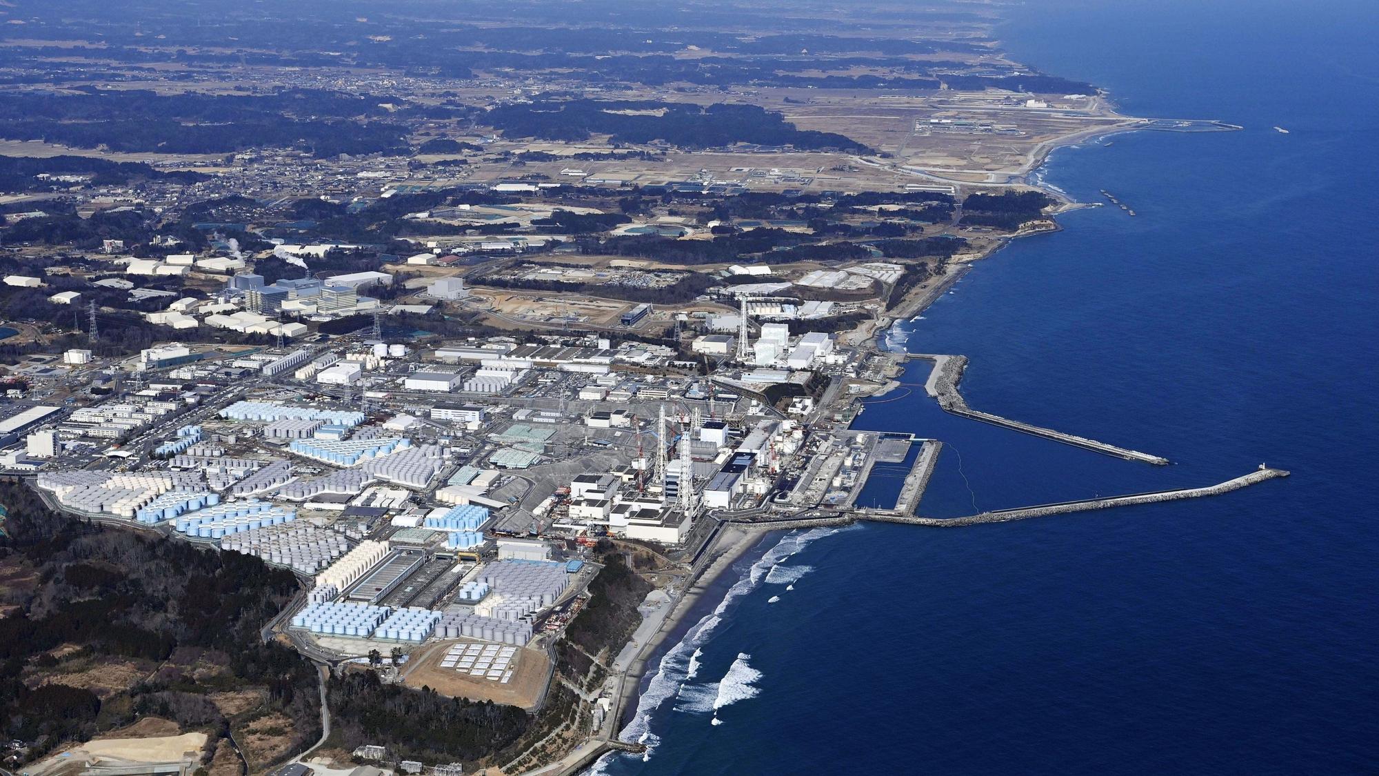 ARCHIV - 09.03.2021, Japan, Fukushima: Das von einem Hubschrauber aufgenommene Foto zeigt das durch ein Erdbeben am 11.03.2011 beschädigte Kernkraftwerk Fukushima Daiichi in der Präfektur Fukushima im Nordosten Japans. (zu dpa "Starkes Erdbeben erschüttert Fukushima - Tsunami-Warnung" Foto: -/Kyodo/dpa +++ dpa-Bildfunk +++