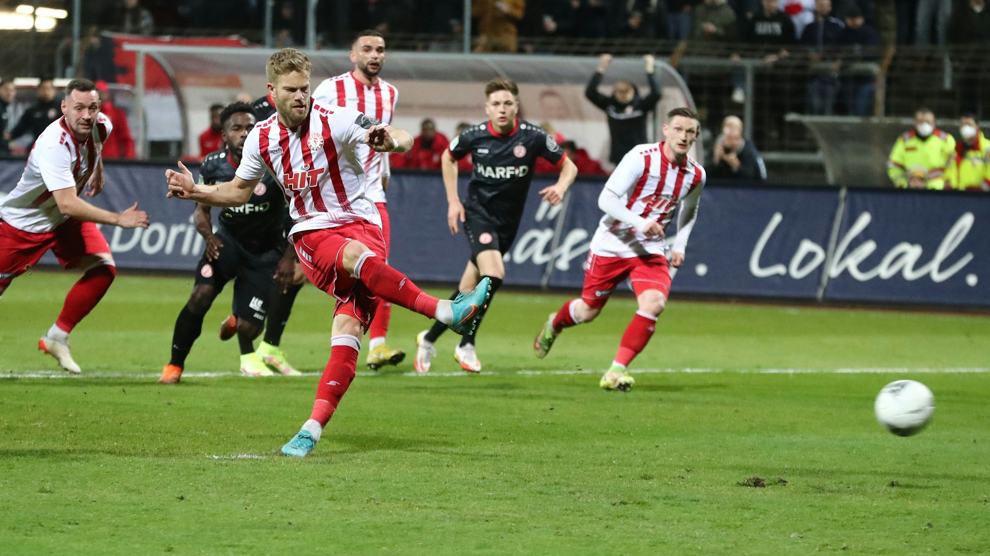 Sascha Marquet verwandelt einen Elfmeter für Fortuna Köln gegen Rot-Weiss Essen