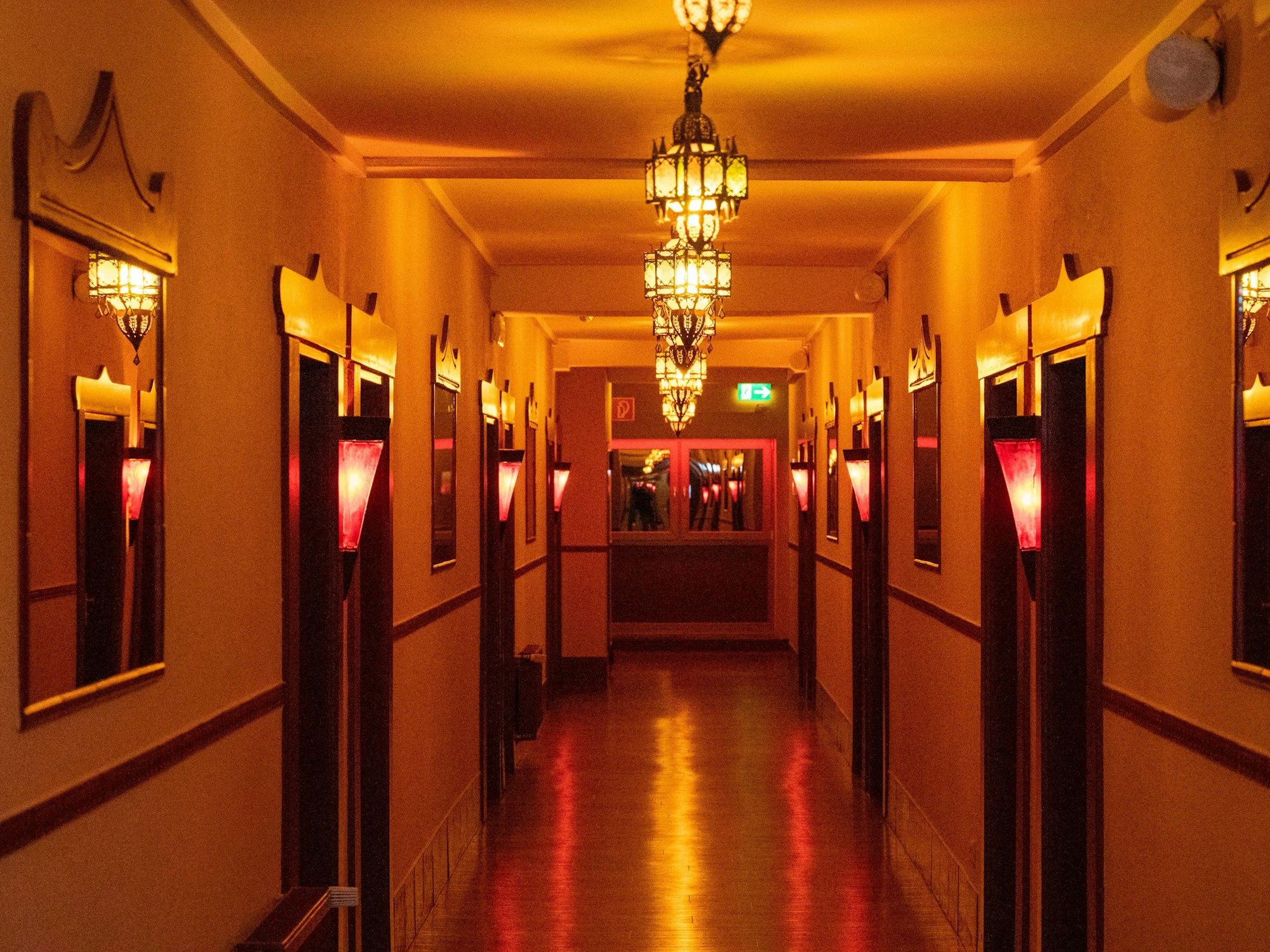 Blick auf einen Flur eines Bordells.