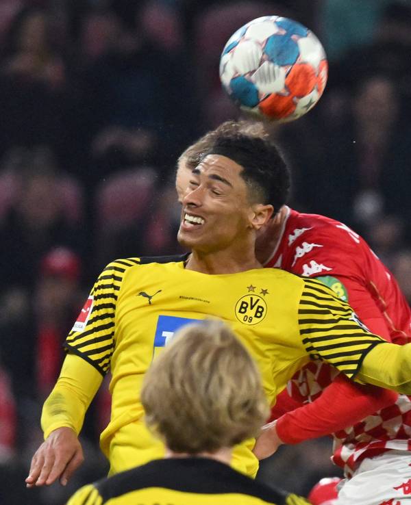 Der Mainzer Niklas Tauer (verdeckt) und Dortmunds Jude Bellingham kämpfen um den Ball.