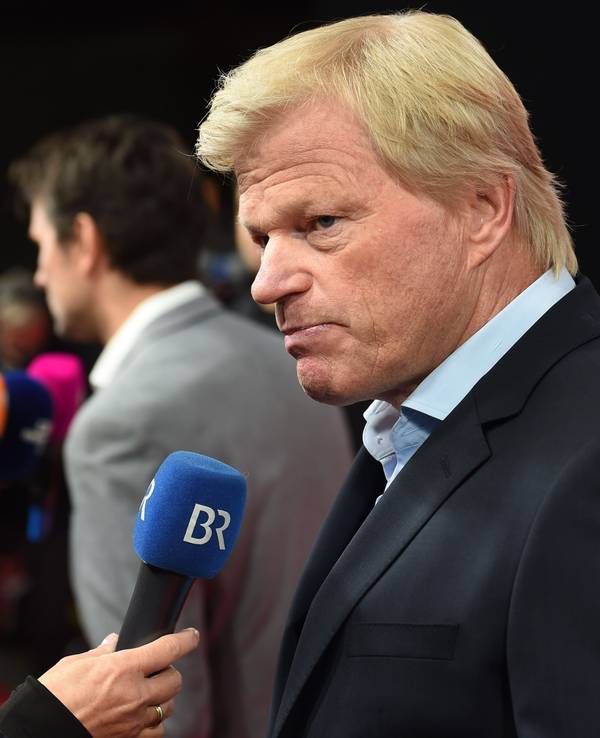 Oliver Kahn gibt bei der Premiere der Doku-Serie „FC Bayern - Behind The Legend“ am roten Teppich ein Interview.