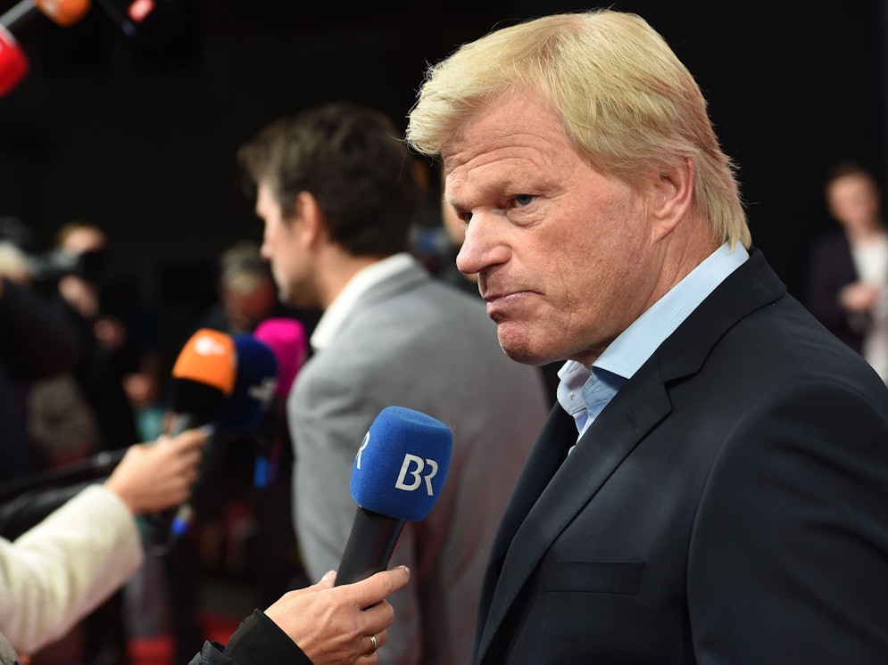 Oliver Kahn gibt bei der Premiere der Doku-Serie „FC Bayern - Behind The Legend“ am roten Teppich ein Interview.