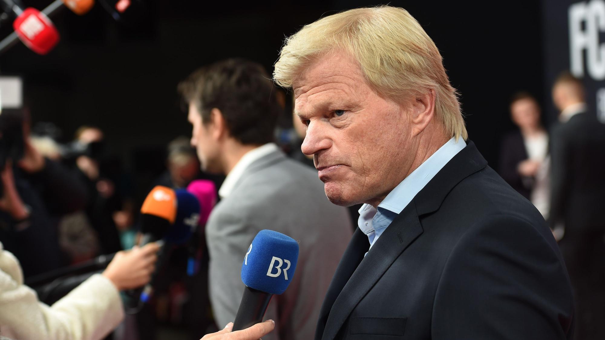Oliver Kahn gibt bei der Premiere der Doku-Serie „FC Bayern - Behind The Legend“ am roten Teppich ein Interview.