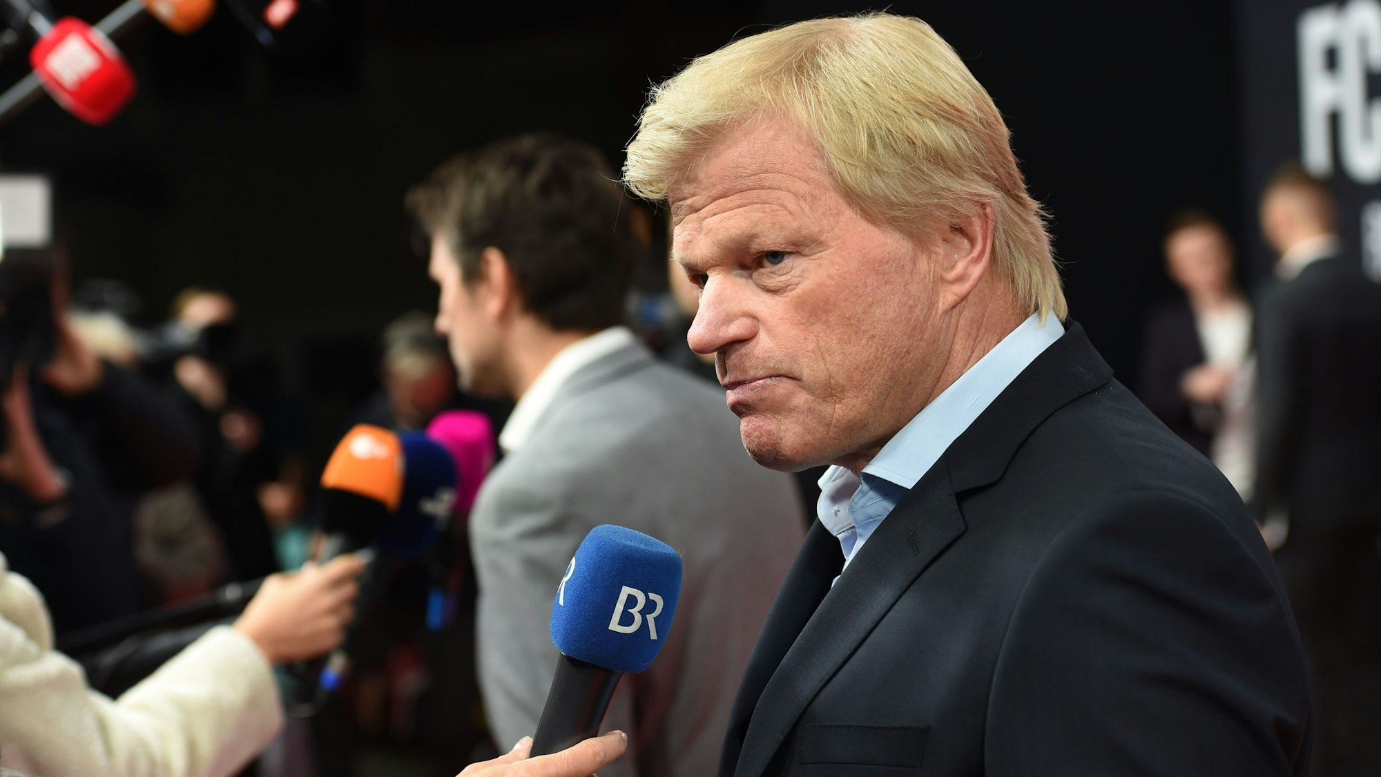 Oliver Kahn gibt bei der Premiere der Doku-Serie „FC Bayern - Behind The Legend“ am roten Teppich ein Interview.