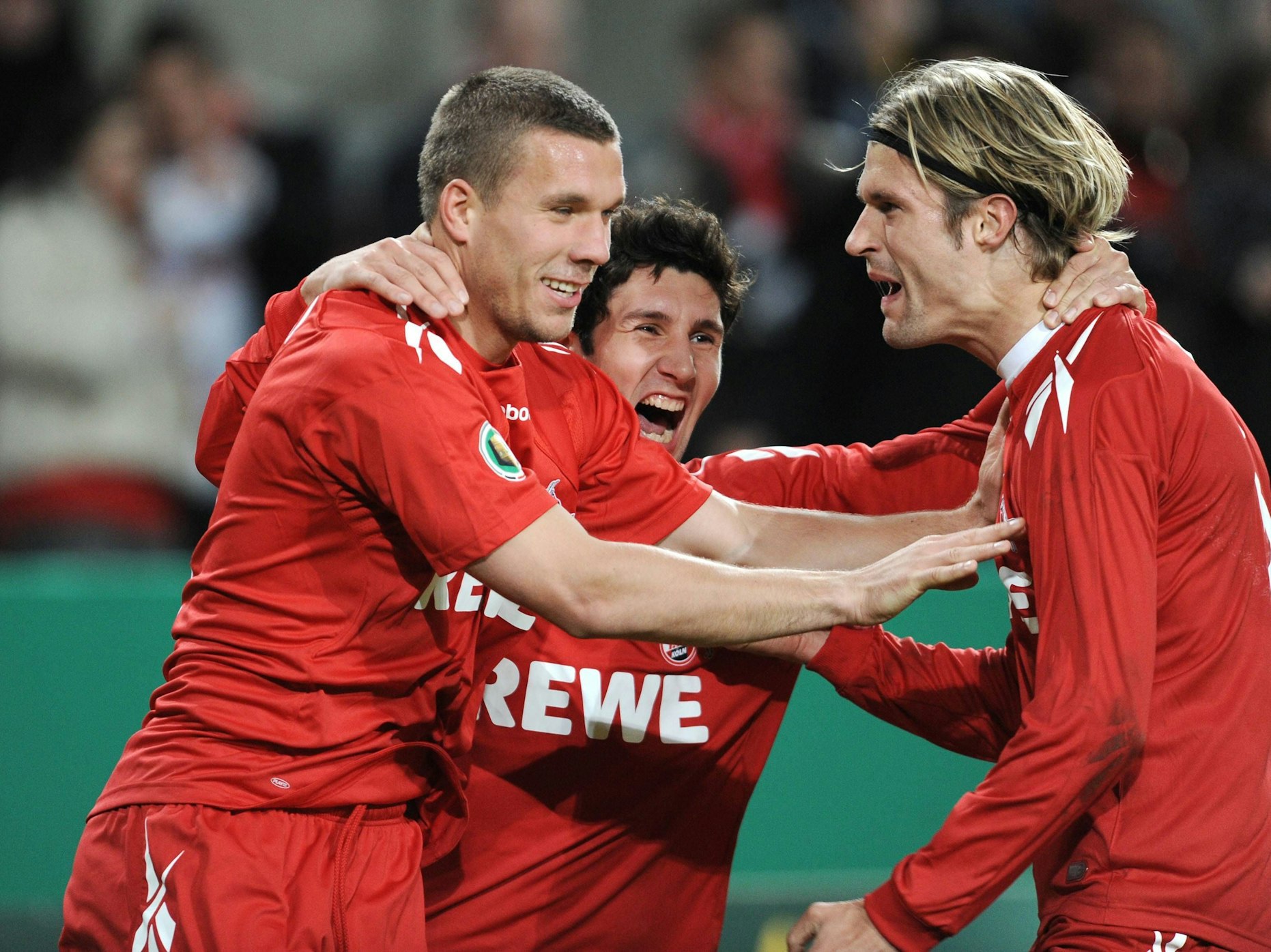 Stephan Salger jubelt mit Lukas Podolski und Martin Lanig.