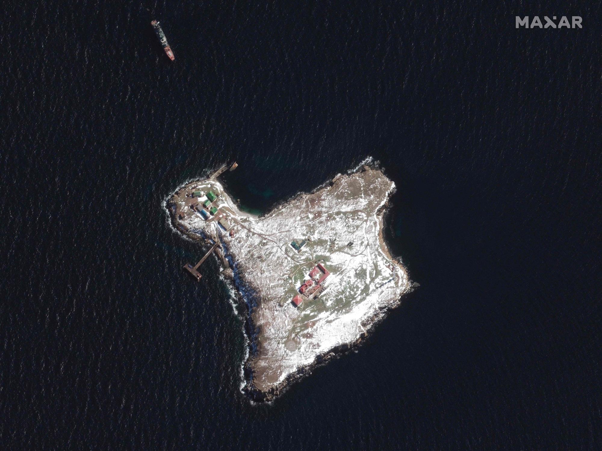 Dieses am 13. März aufgenommene und am 14. März veröffentlichte Maxar-Satellitenbild zeigt ein russisches Schiff, das in der Nähe der Schlangeninsel im Schwarzen Meer vor Anker liegt. Im Februar wurde die Insel von einem russischen Kriegsschiff beschossen, das Satellitenfoto zeigt deutliche Schäden an Gebäuden und Bombenkrater.