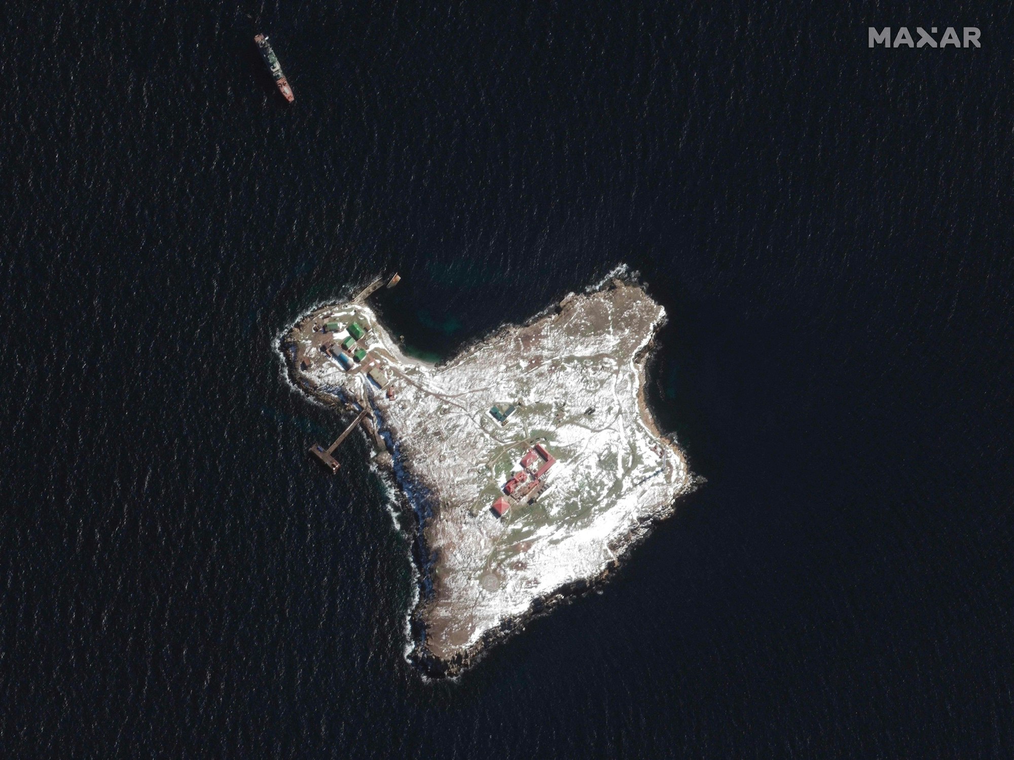 Dieses am 13. März aufgenommene und am 14. März veröffentlichte Maxar-Satellitenbild zeigt ein russisches Schiff, das in der Nähe der Schlangeninsel im Schwarzen Meer vor Anker liegt. Im Februar wurde die Insel von einem russischen Kriegsschiff beschossen, das Satellitenfoto zeigt deutliche Schäden an Gebäuden und Bombenkrater.