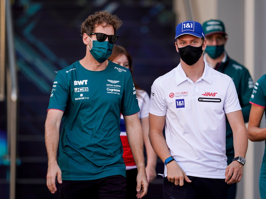 Sebastian Vettel (l) aus Deutschland und Mick Schumacher aus Deutschland vom Team Haas treffen an der Rennstrecke ein. Der Große Preis von Abu Dhabi findet am 12. Dezember 2021 statt.