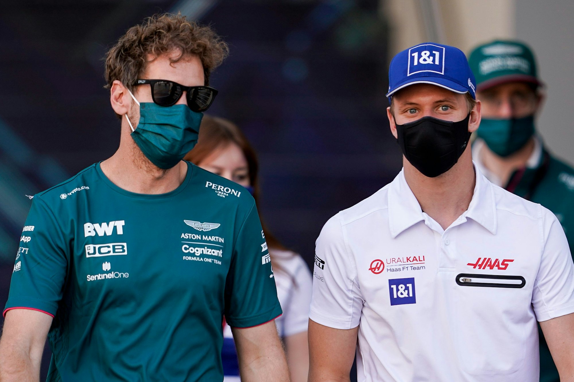 Sebastian Vettel (l) aus Deutschland und Mick Schumacher aus Deutschland vom Team Haas treffen an der Rennstrecke ein.