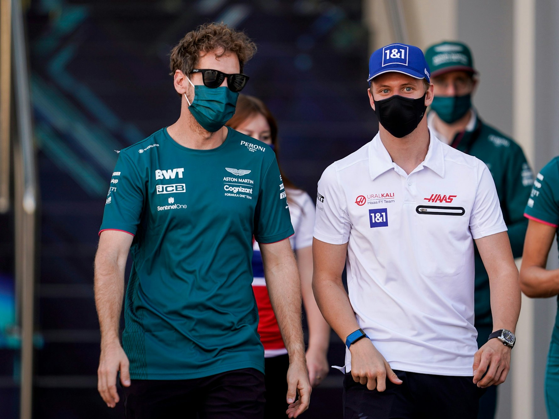 Sebastian Vettel (links) und Mick Schumacher im Gespräch.