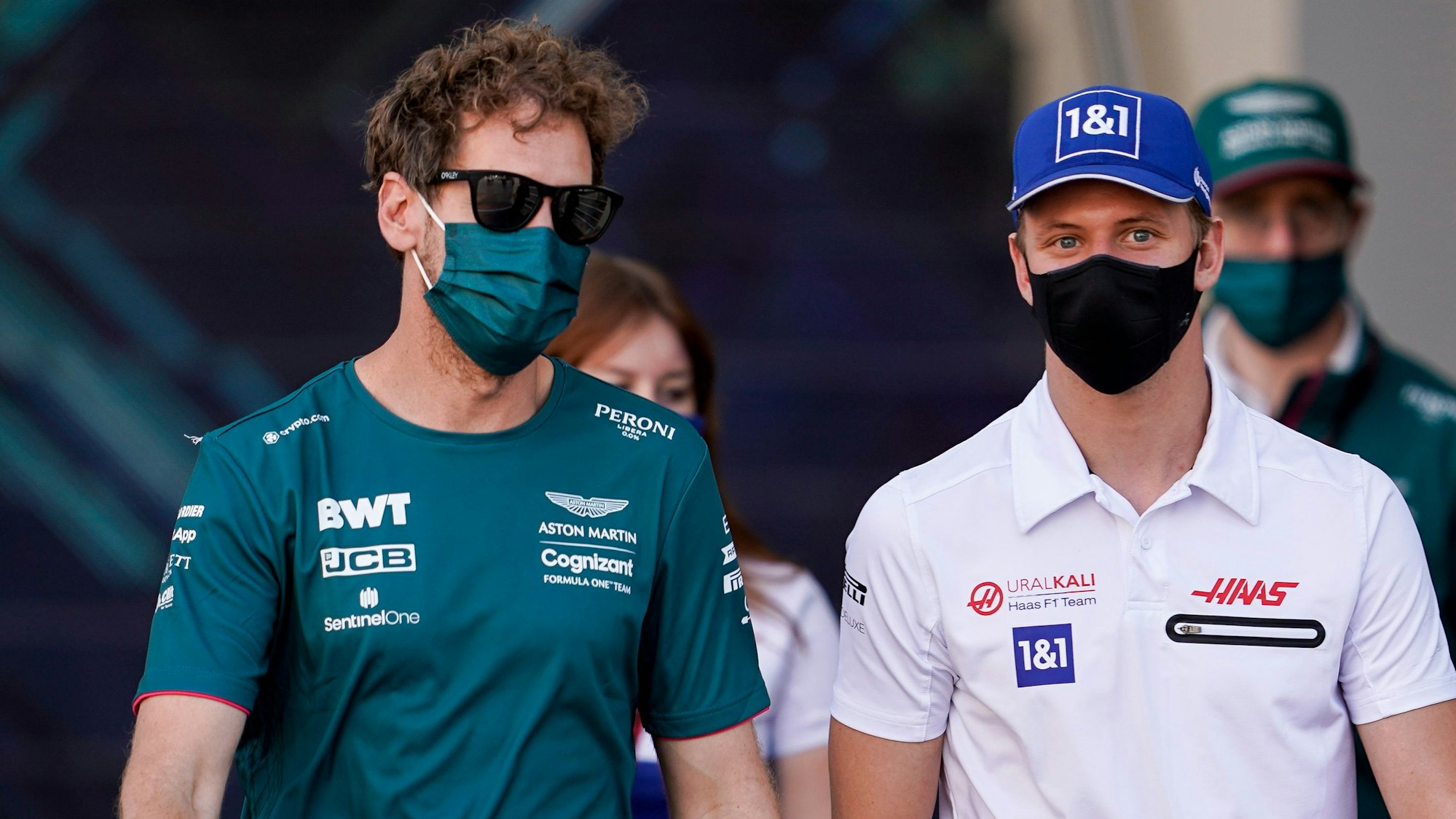 Sebastian Vettel (l) aus Deutschland und Mick Schumacher aus Deutschland vom Team Haas treffen an der Rennstrecke ein. Der Große Preis von Abu Dhabi findet am 12. Dezember 2021 statt.