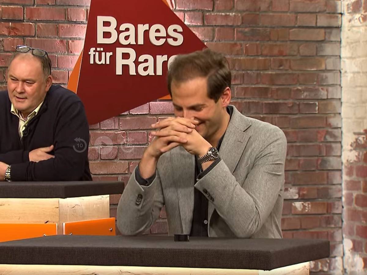„Bares für Rares“-Händler Walter Lehnertz (l.), hier gemeinsam mit Julian Schmitz-Avila in der Episode vom 16. März 2022, ist für seine angriffslustigen Bietergefechte bekannt.