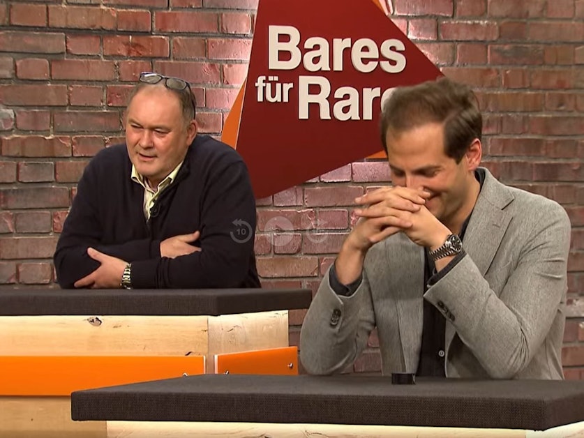 „Bares für Rares“-Händler Walter Lehnertz (l.), hier gemeinsam mit Julian Schmitz-Avila in der Episode vom 16. März 2022, ist für seine angriffslustigen Bietergefechte bekannt.