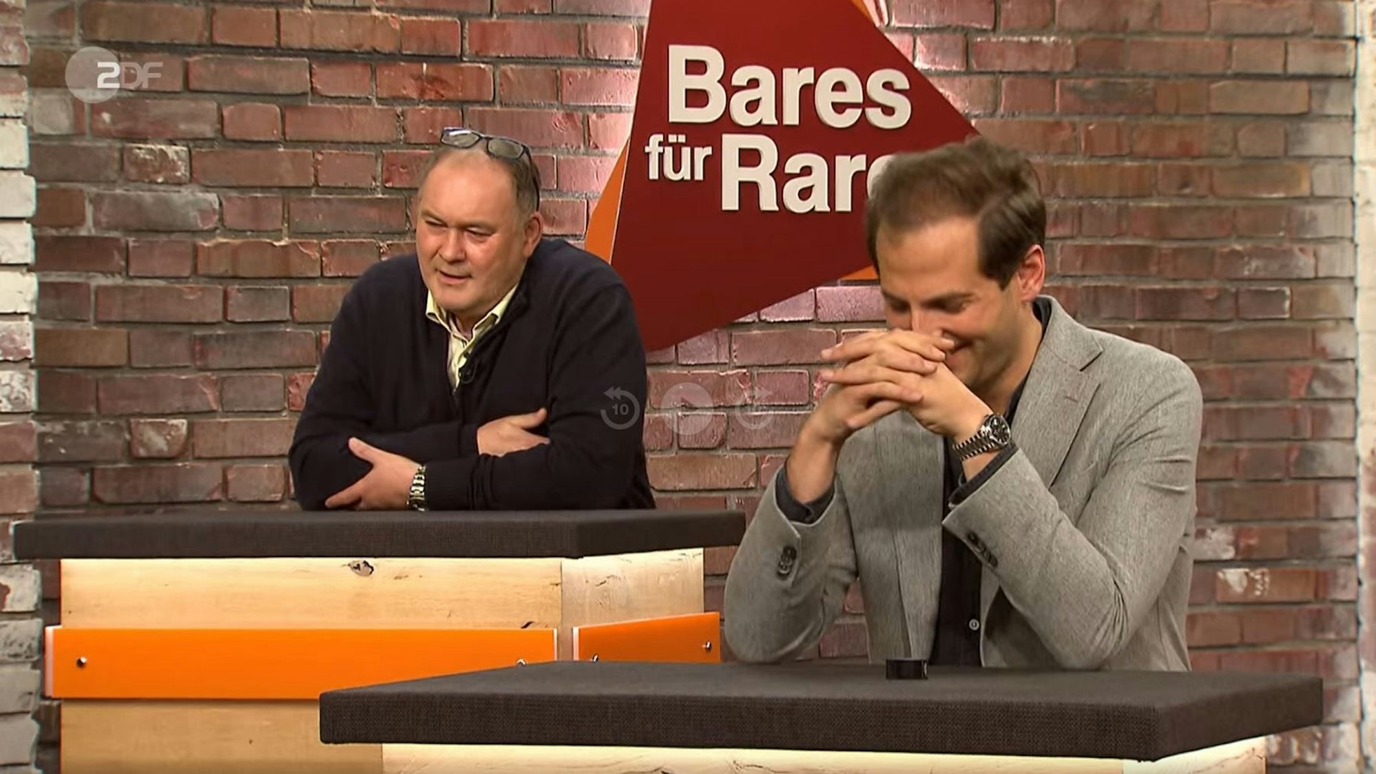 „Bares für Rares“-Händler Walter Lehnertz (l.), hier gemeinsam mit Julian Schmitz-Avila in der Episode vom 16. März 2022, ist für seine angriffslustigen Bietergefechte bekannt.