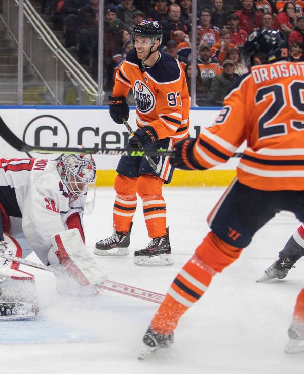 Leon Draisaitl (Vordergrund) gemeinsam mit Connor McDavid vor dem Tor von Ilya Samsonow (links).