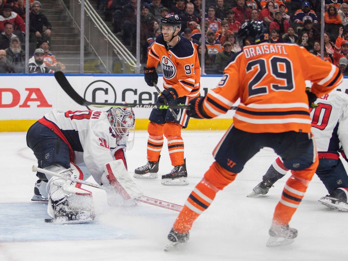 Leon Draisaitl (Vordergrund) gemeinsam mit Connor McDavid vor dem Tor von Ilya Samsonow (links).