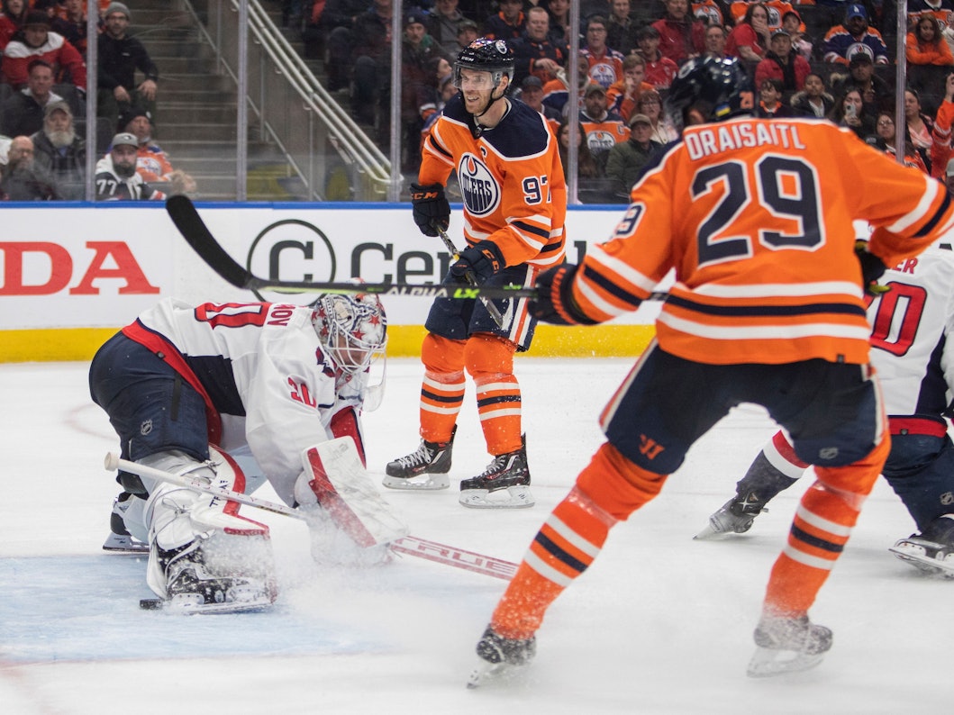 Leon Draisaitl (Vordergrund) gemeinsam mit Connor McDavid vor dem Tor von Ilya Samsonow (links).