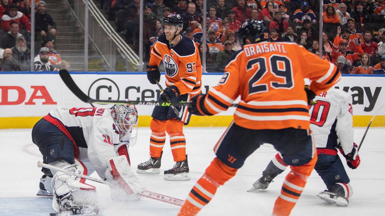 Leon Draisaitl (Vordergrund) gemeinsam mit Connor McDavid vor dem Tor von Ilya Samsonow (links).
