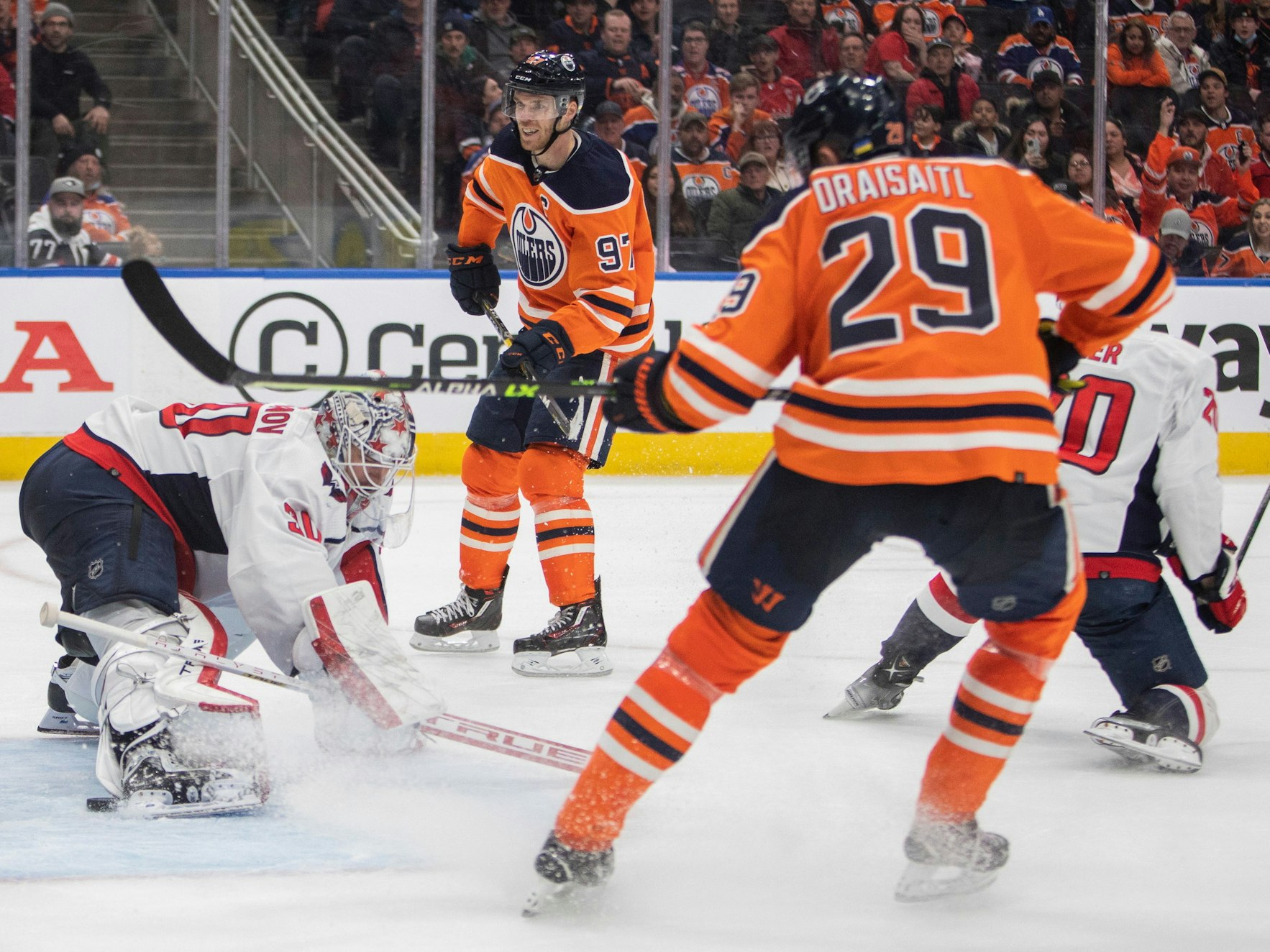 Leon Draisaitl (Vordergrund) gemeinsam mit Connor McDavid vor dem Tor von Ilya Samsonow (links).