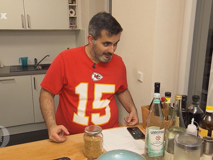 Ein Tag, an dem aber auch alles schiefzulaufen scheint: Gastgeber Zafi macht seinem Frust übers Handy bei seiner Frau Luft.