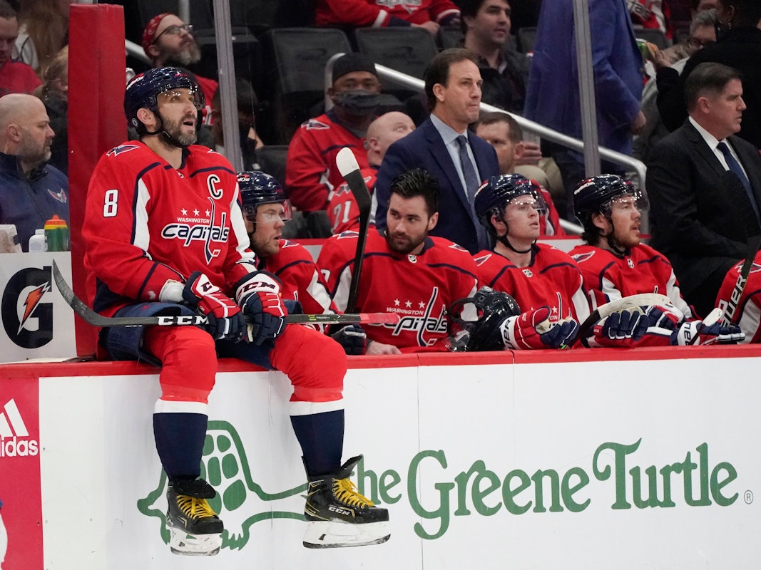Alexander Owetschkin sitzt während einer Spielunterbrechung auf der Bande.