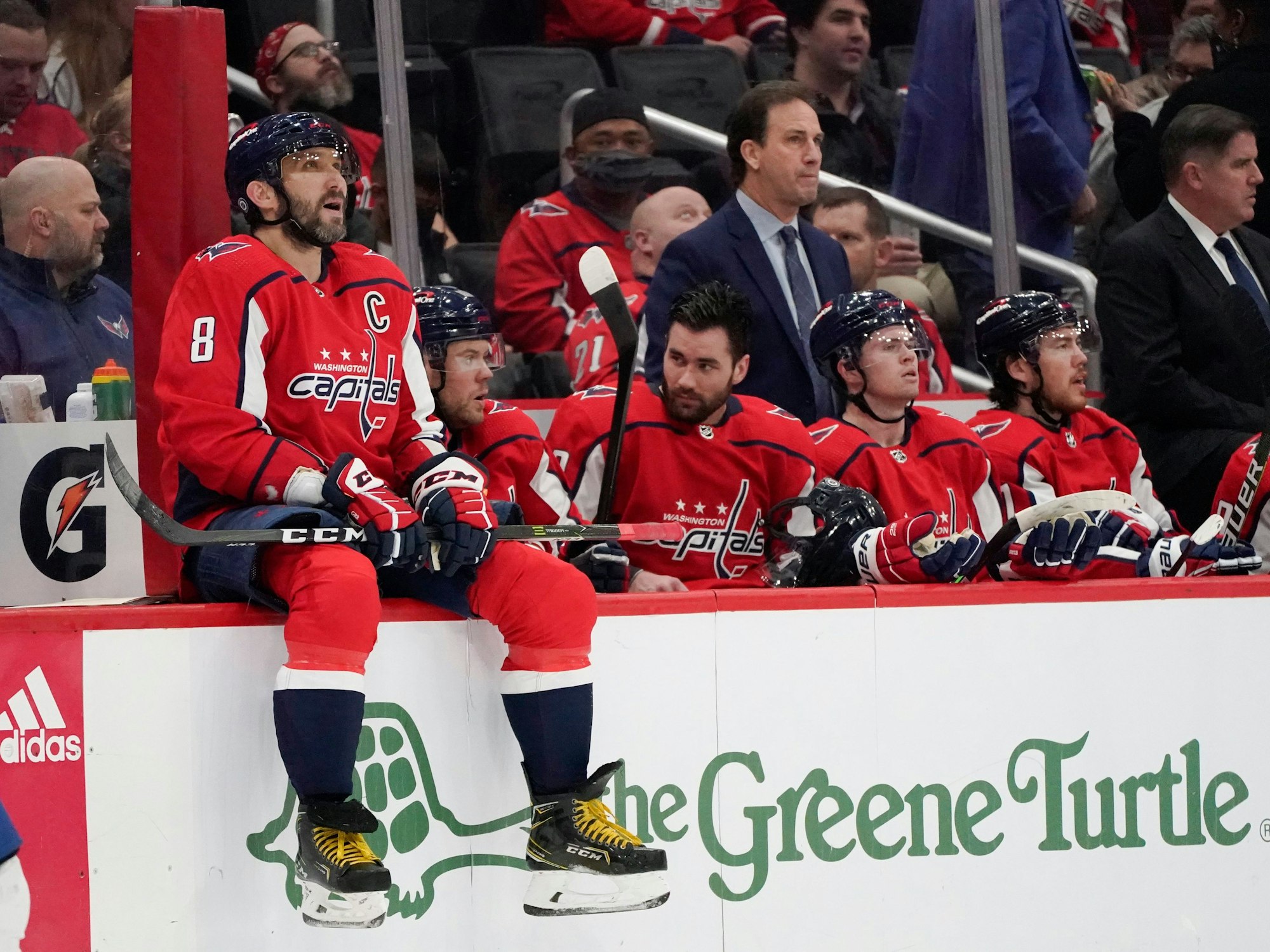 Alexander Owetschkin sitzt während einer Spielunterbrechung auf der Bande.