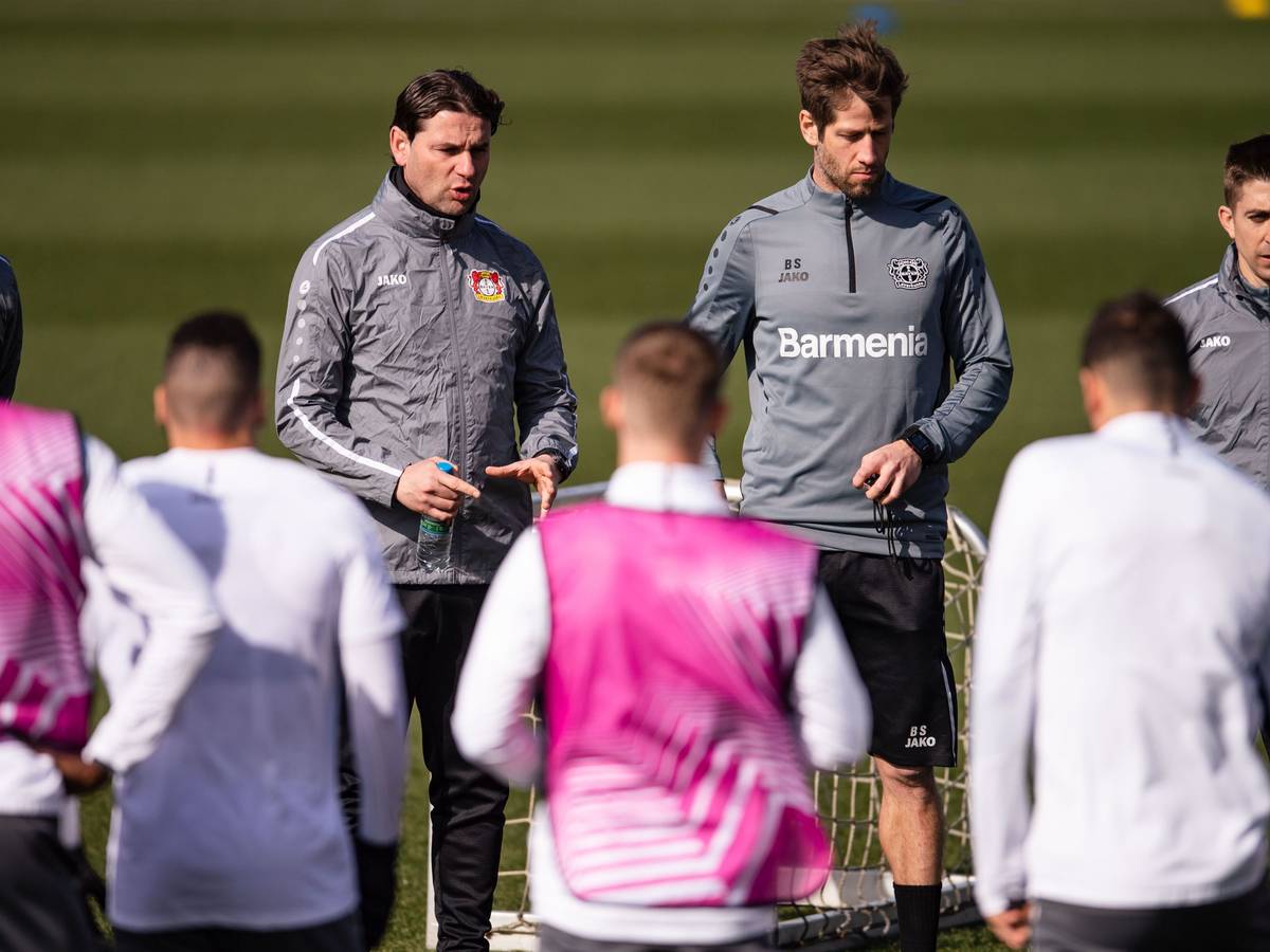 Leverkusens Trainer Gerardo Seoane (hinten l.) hat die Mannschaft um sich versammelt.