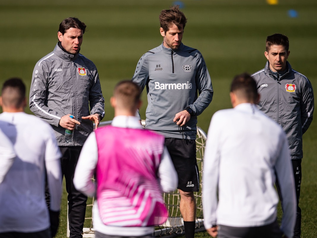 Leverkusens Trainer Gerardo Seoane (hinten l.) hat die Mannschaft um sich versammelt.