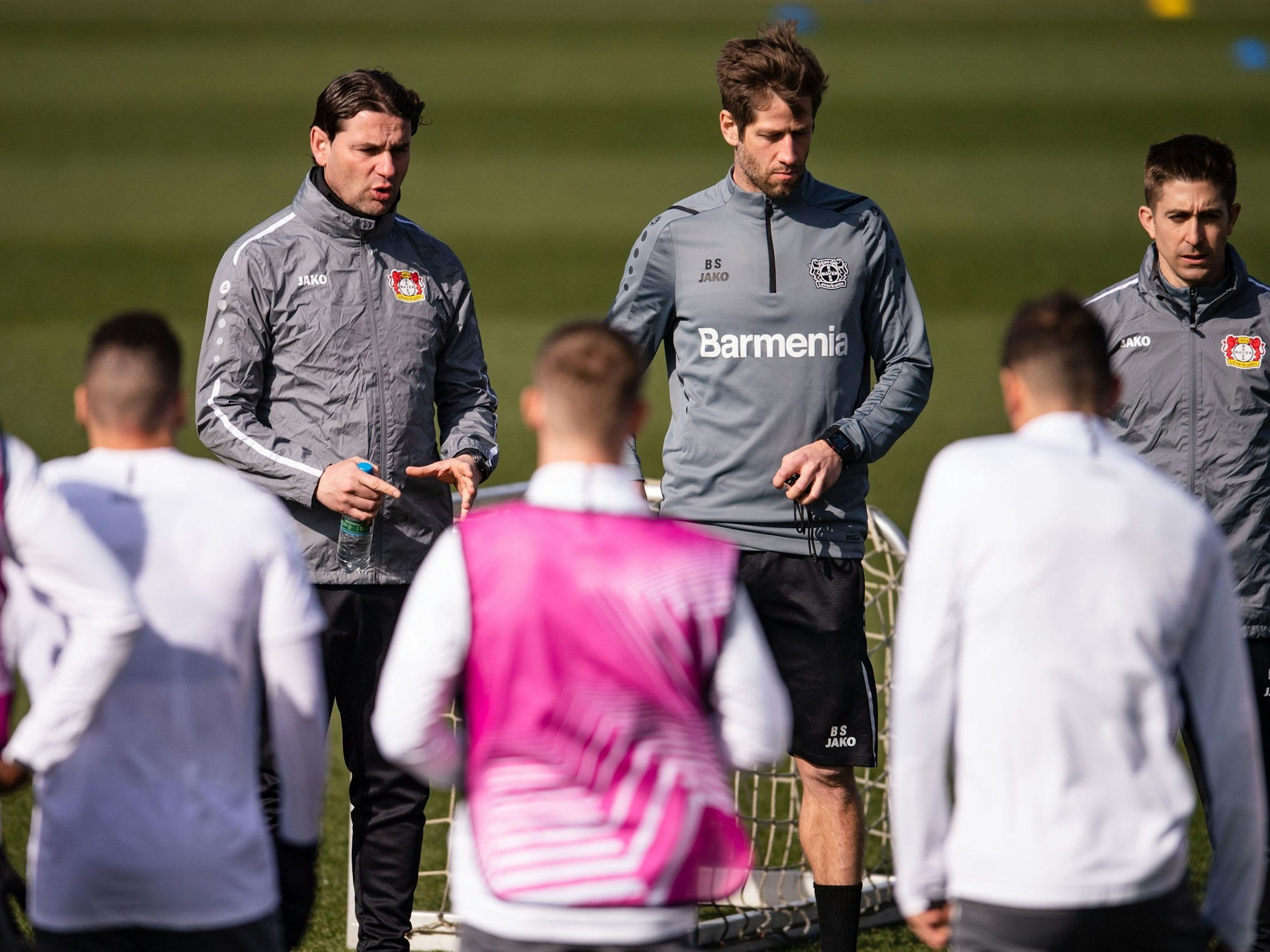 Leverkusens Trainer Gerardo Seoane (hinten l.) hat die Mannschaft um sich versammelt.
