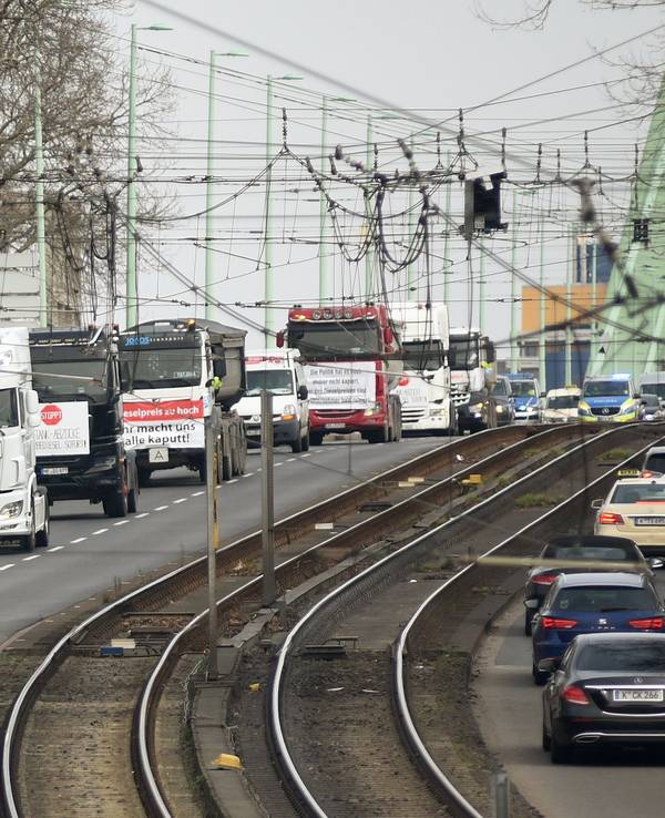 Lkw fahren als Demo durch Köln.