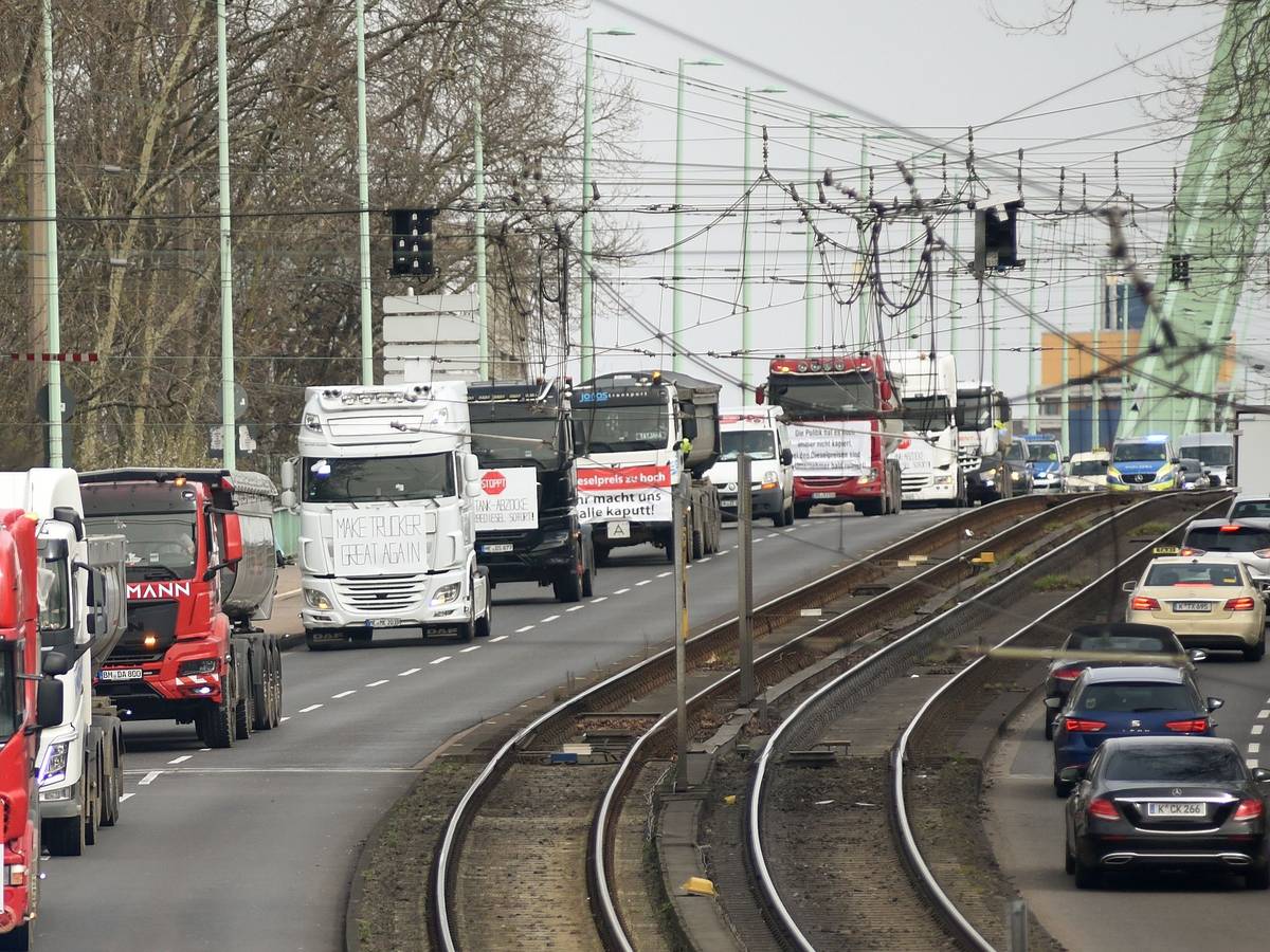 Lkw fahren als Demo durch Köln.