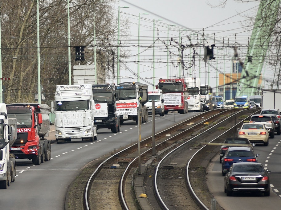 Lkw fahren als Demo durch Köln.