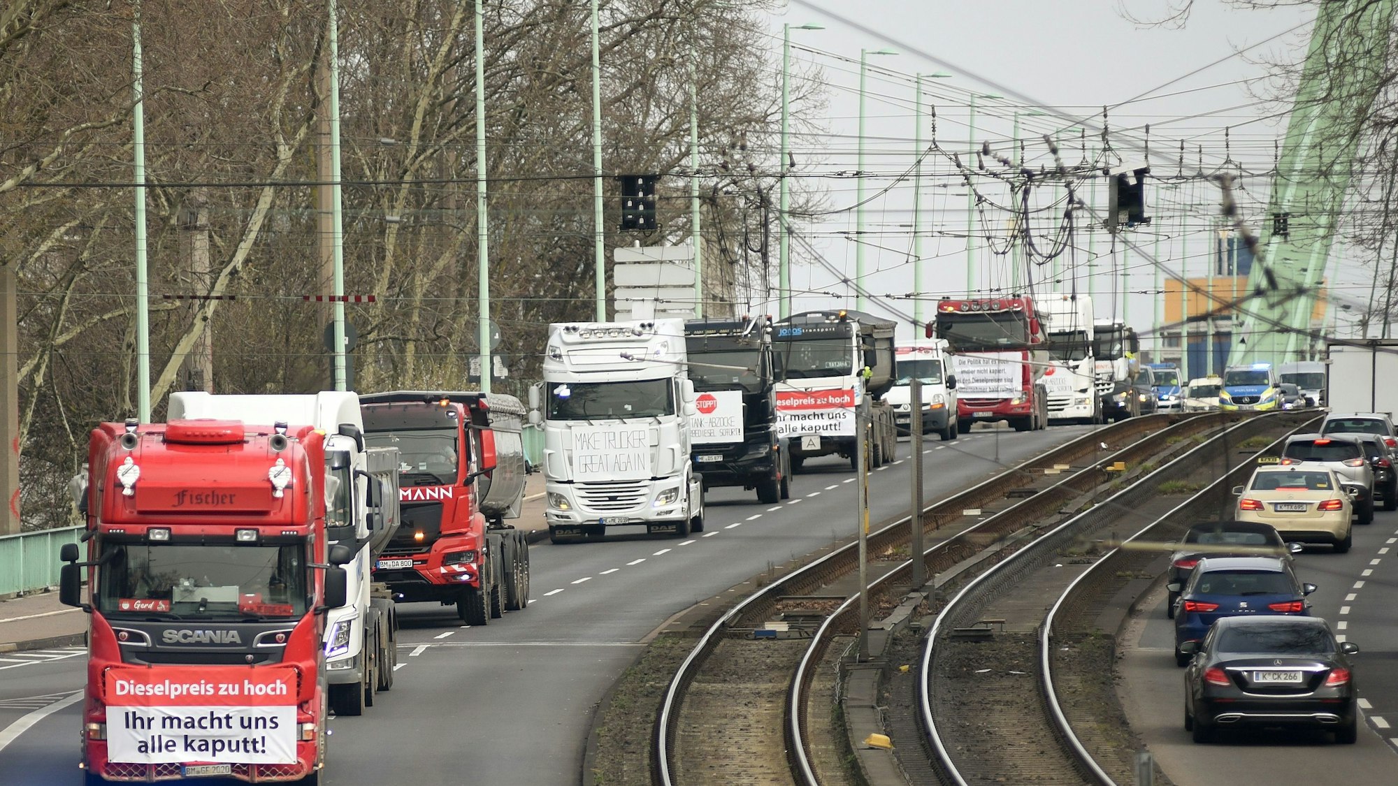 Lkw fahren als Demo durch Köln.