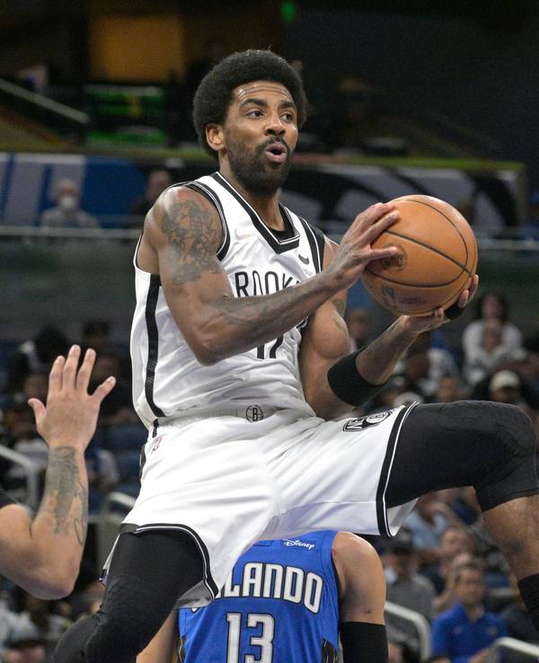 Kyrie Irving mit Ball in der Hand.