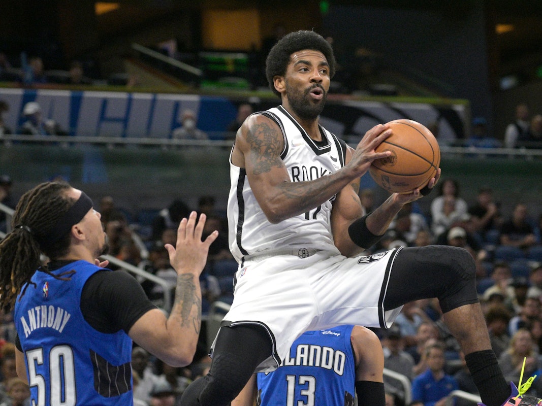 Kyrie Irving mit Ball in der Hand.