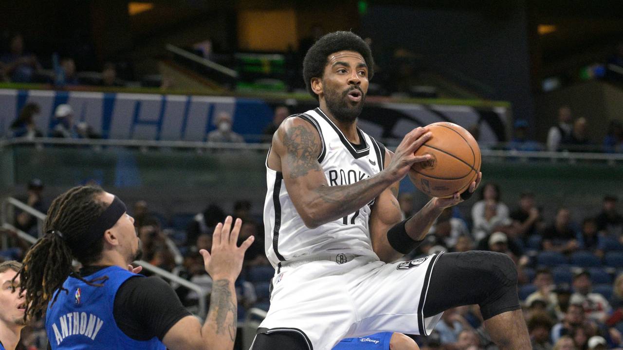 Kyrie Irving mit Ball in der Hand.