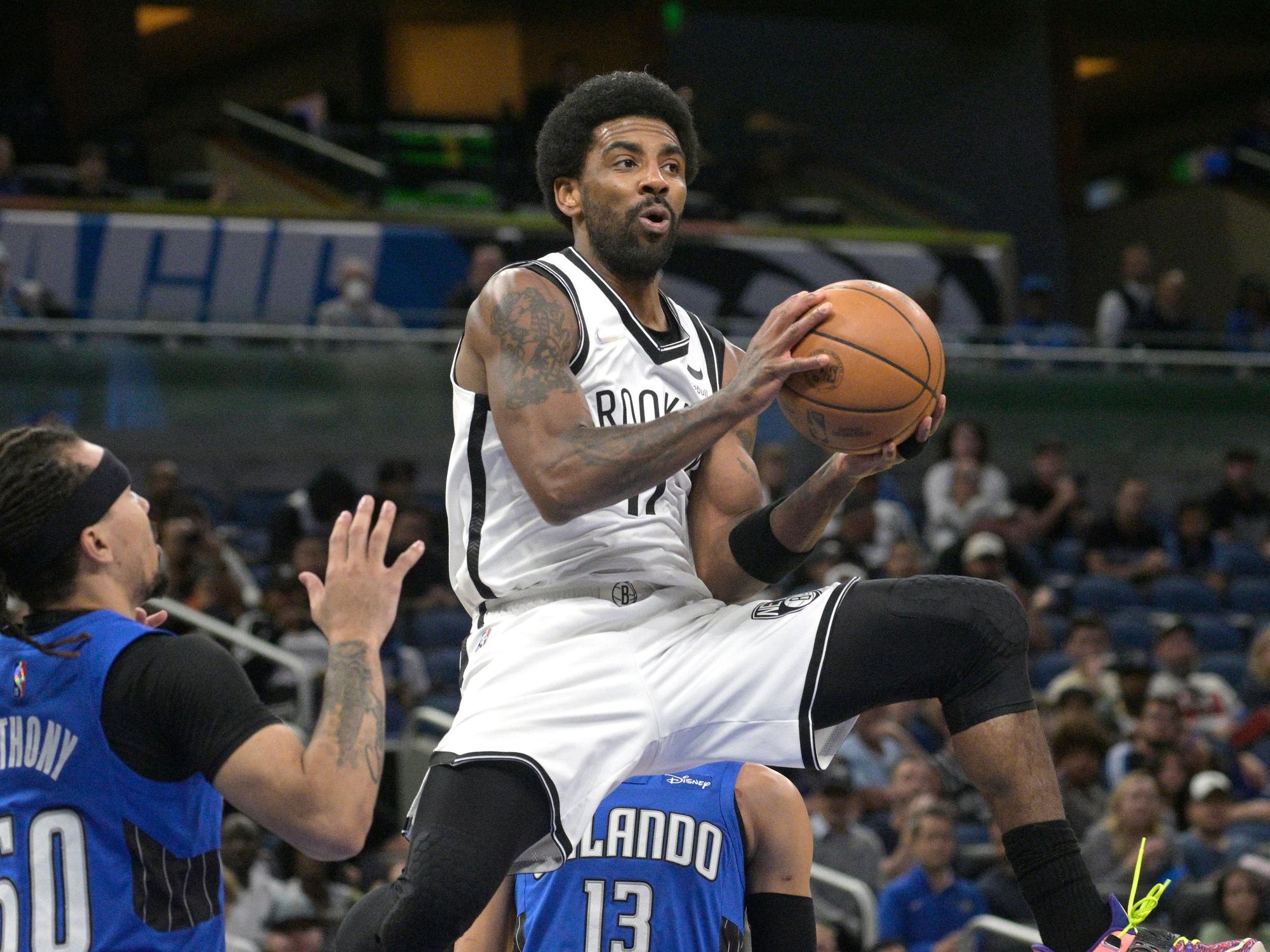 Kyrie Irving mit Ball in der Hand.