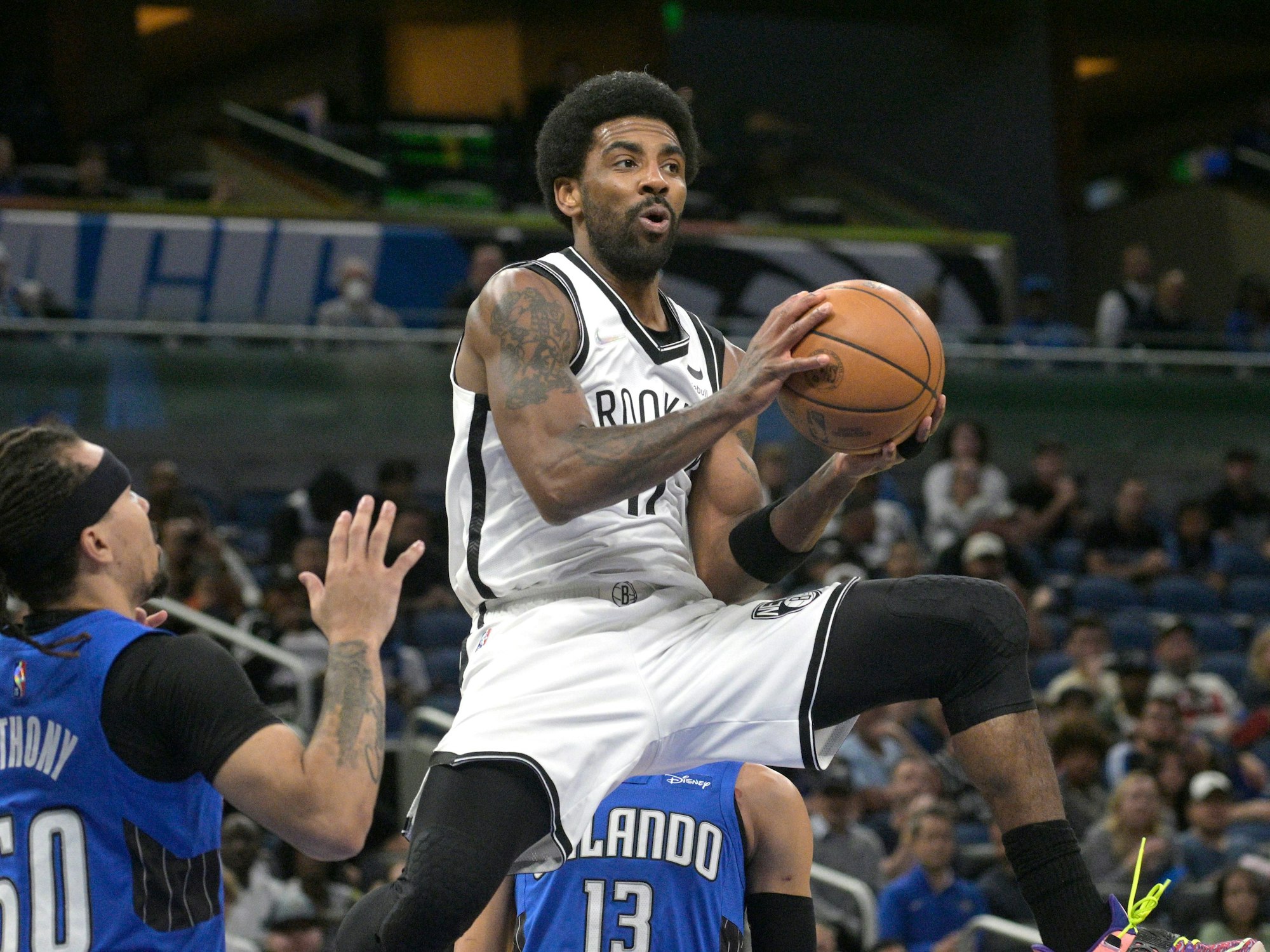 Kyrie Irving mit Ball in der Hand.