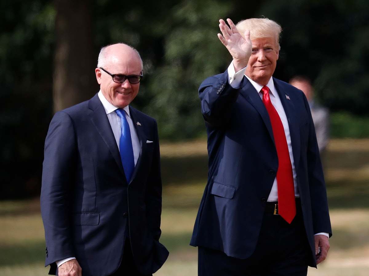 US-Präsident Donald Trump verlässt Winfield House, die Residenz des US-Botschafters, gemeinsam mit Botschafter Woody Johnson (l) vor seinem Abflug nach Chequers, dem Landsitz von Premierministerin May.