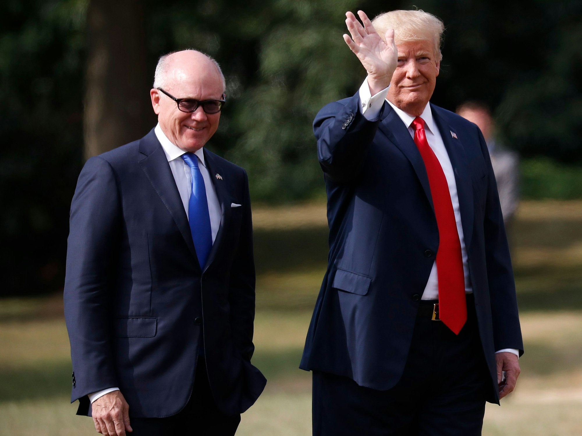 US-Präsident Donald Trump verlässt Winfield House, die Residenz des US-Botschafters, gemeinsam mit Botschafter Woody Johnson (l) vor seinem Abflug nach Chequers, dem Landsitz von Premierministerin May.
