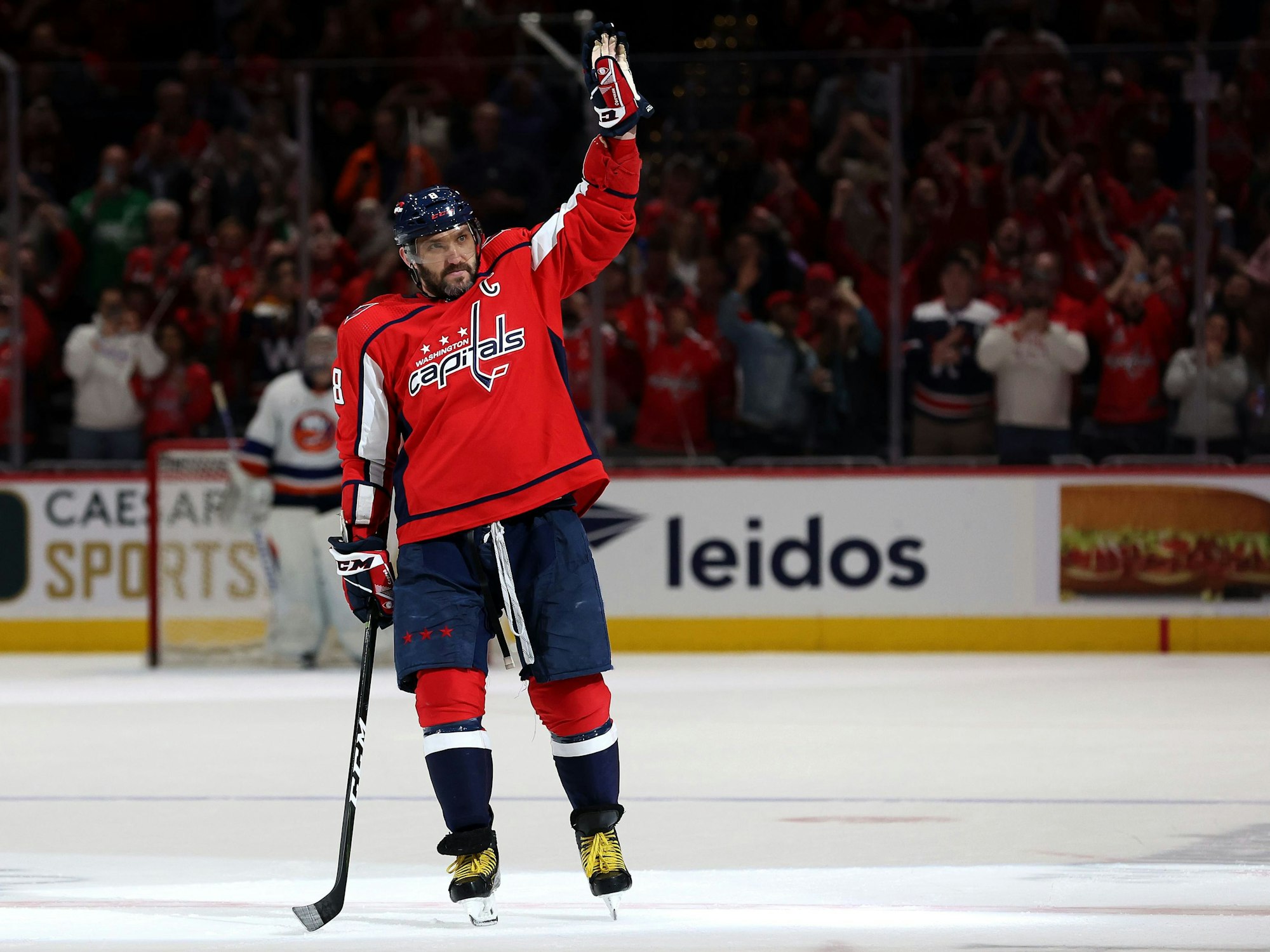 Alex Owetschkin lässt sich feiern und winkt.